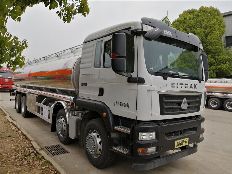 現(xiàn)車處理一輛東風(fēng)天錦小三軸鋁合金油罐車