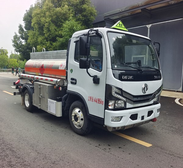 2.16方東風(fēng)多利卡D5油罐車