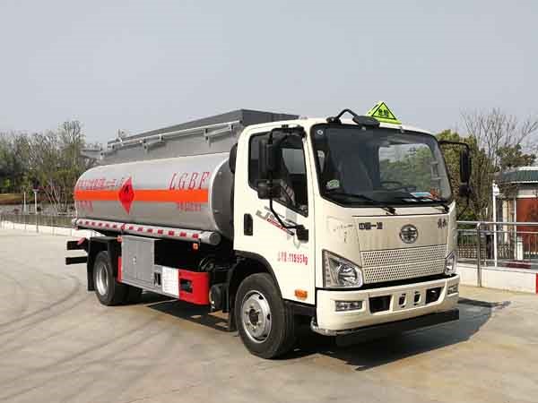 9.9方解放J6F油罐車(chē) 