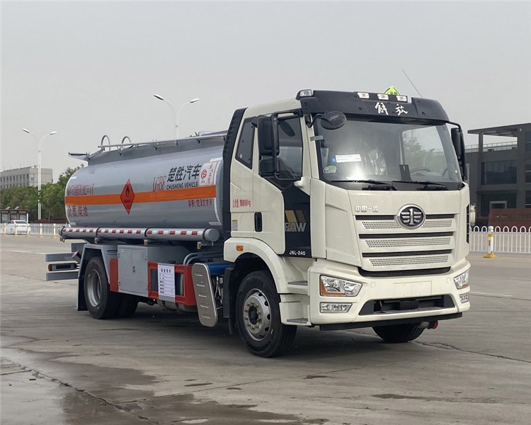 12.9方長(zhǎng)春解放油罐車(chē)