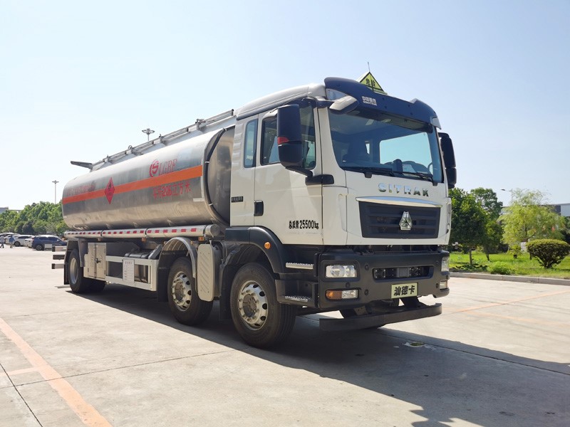 18方重汽汕德卡小三軸鋁合金運(yùn)油車