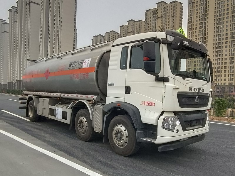 24.1方重汽豪沃小三軸鋁合金運(yùn)油車