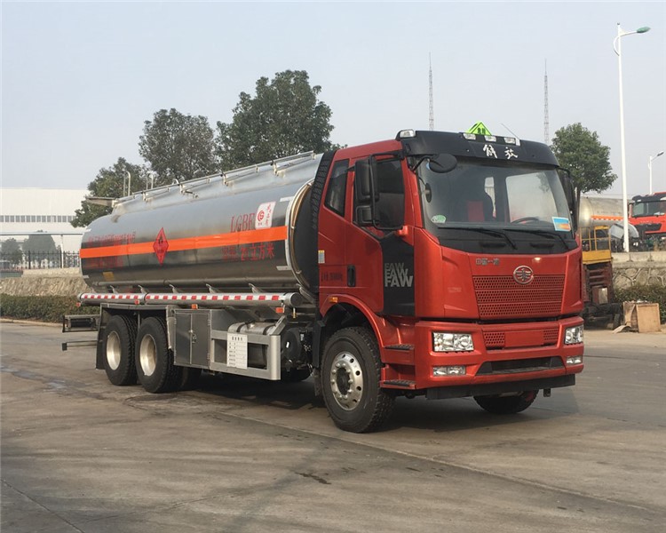 21方解放后雙橋鋁合金運(yùn)油車
