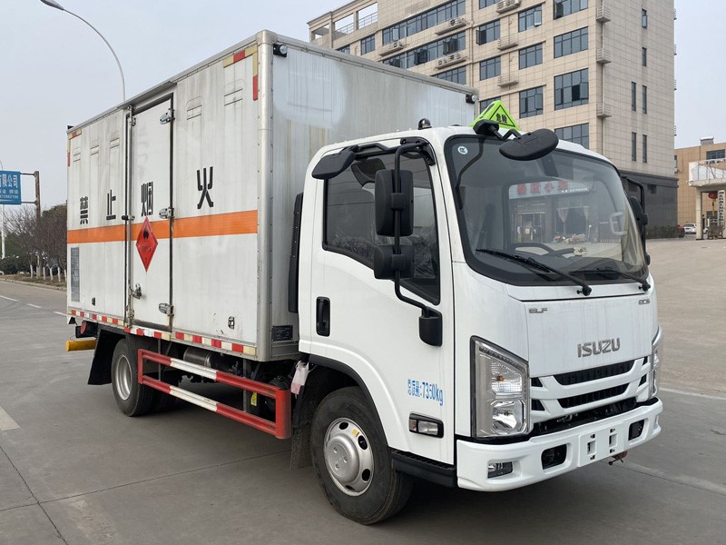 CSC5070XRQJW6型易燃?xì)怏w廂式運(yùn)輸車