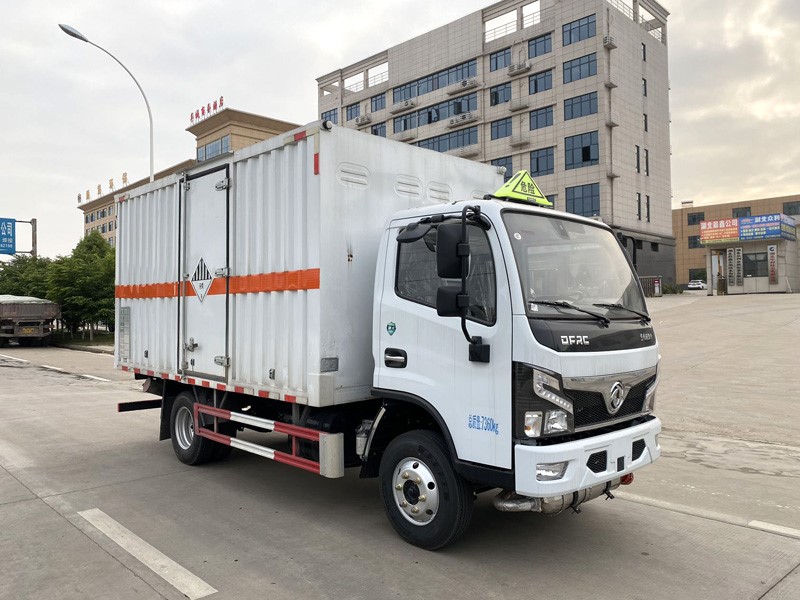 CSC5075XZW6型雜項(xiàng)危險(xiǎn)物品廂式運(yùn)輸車