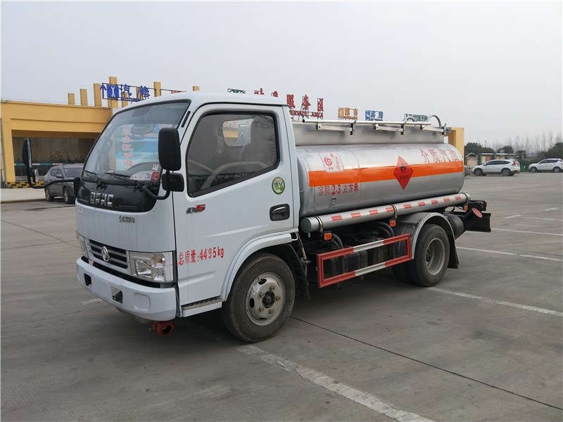 山東現(xiàn)車供應(yīng)：東風(fēng)多利卡藍(lán)牌加油車